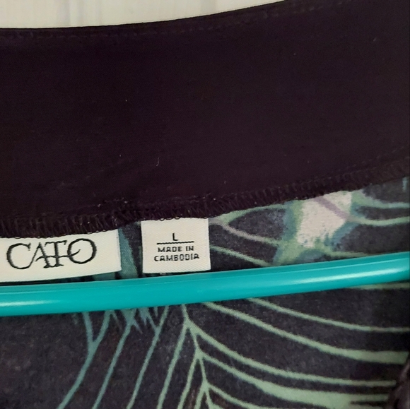 CATO Peacock Top With Braided Look V-Neck Cato Green Black  Feathers Print Large - Picture 3 of 9